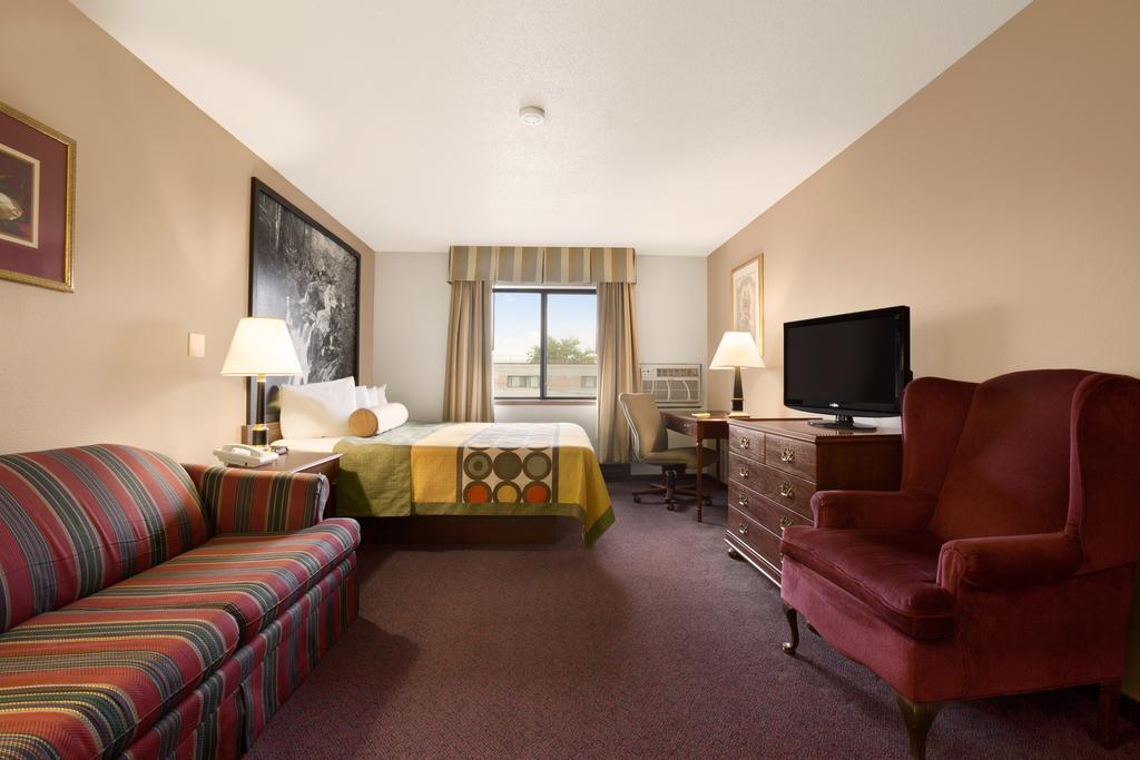 Отель Super 8 By Wyndham Milwaukee Airport Номер фото