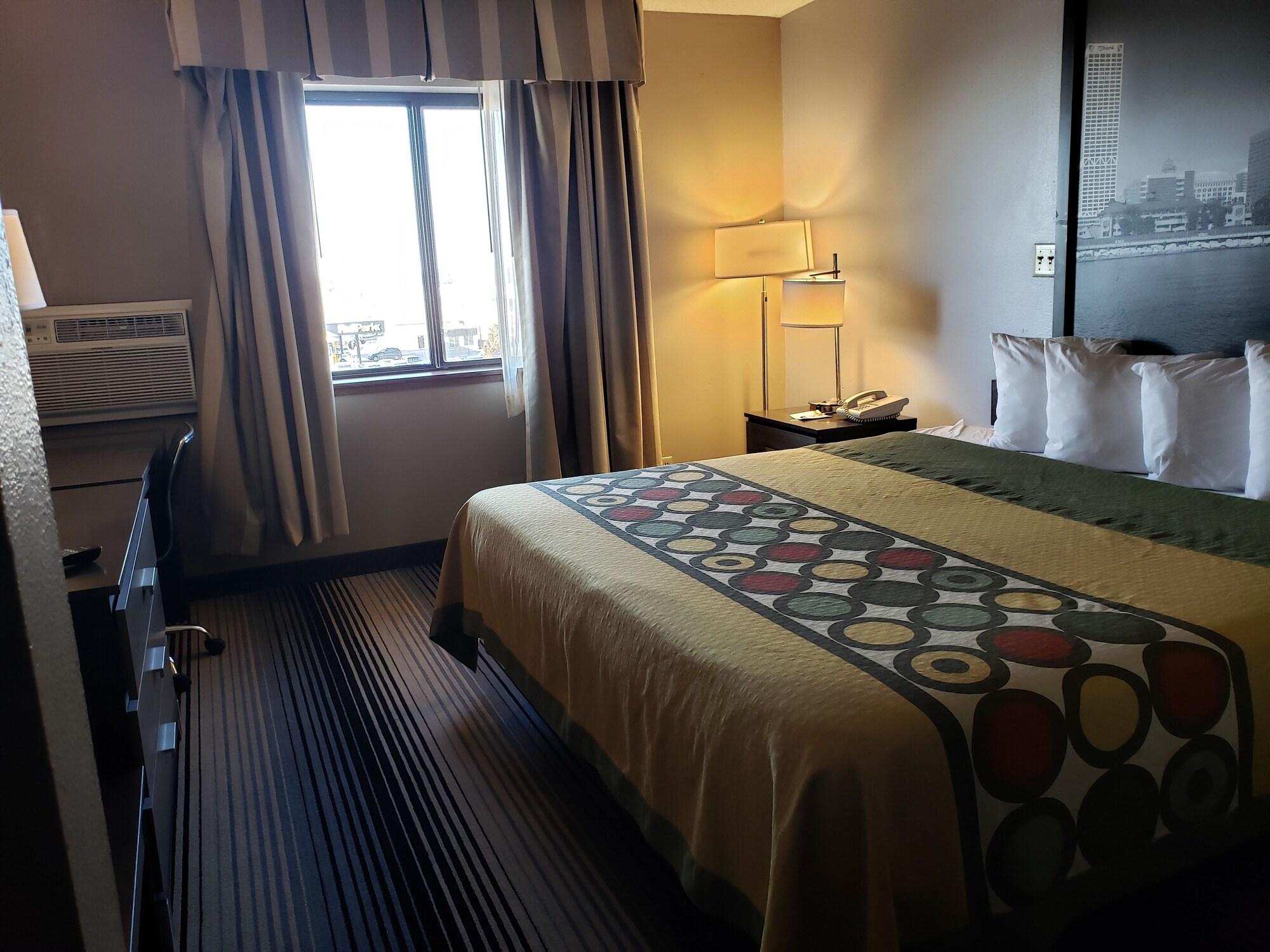 Отель Super 8 By Wyndham Milwaukee Airport Экстерьер фото