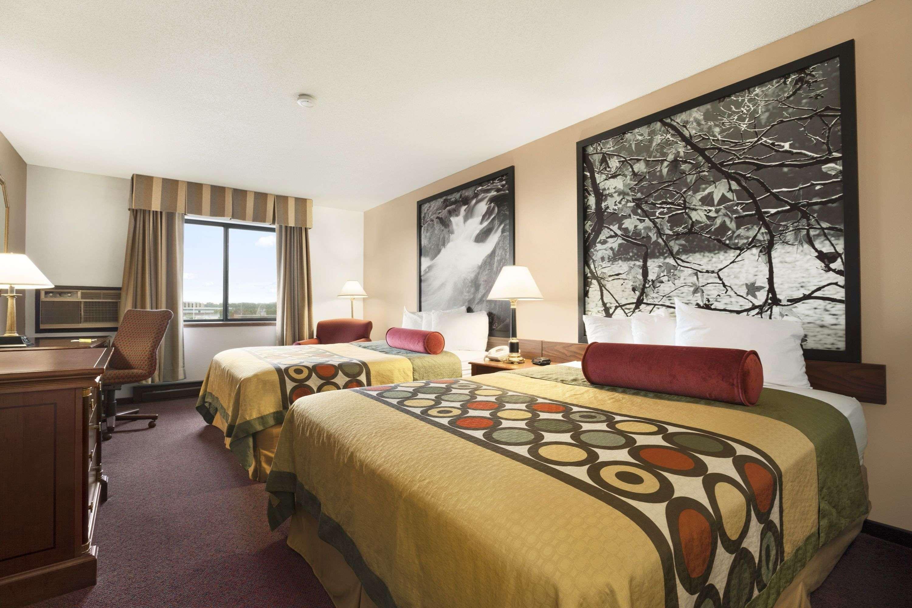 Отель Super 8 By Wyndham Milwaukee Airport Экстерьер фото