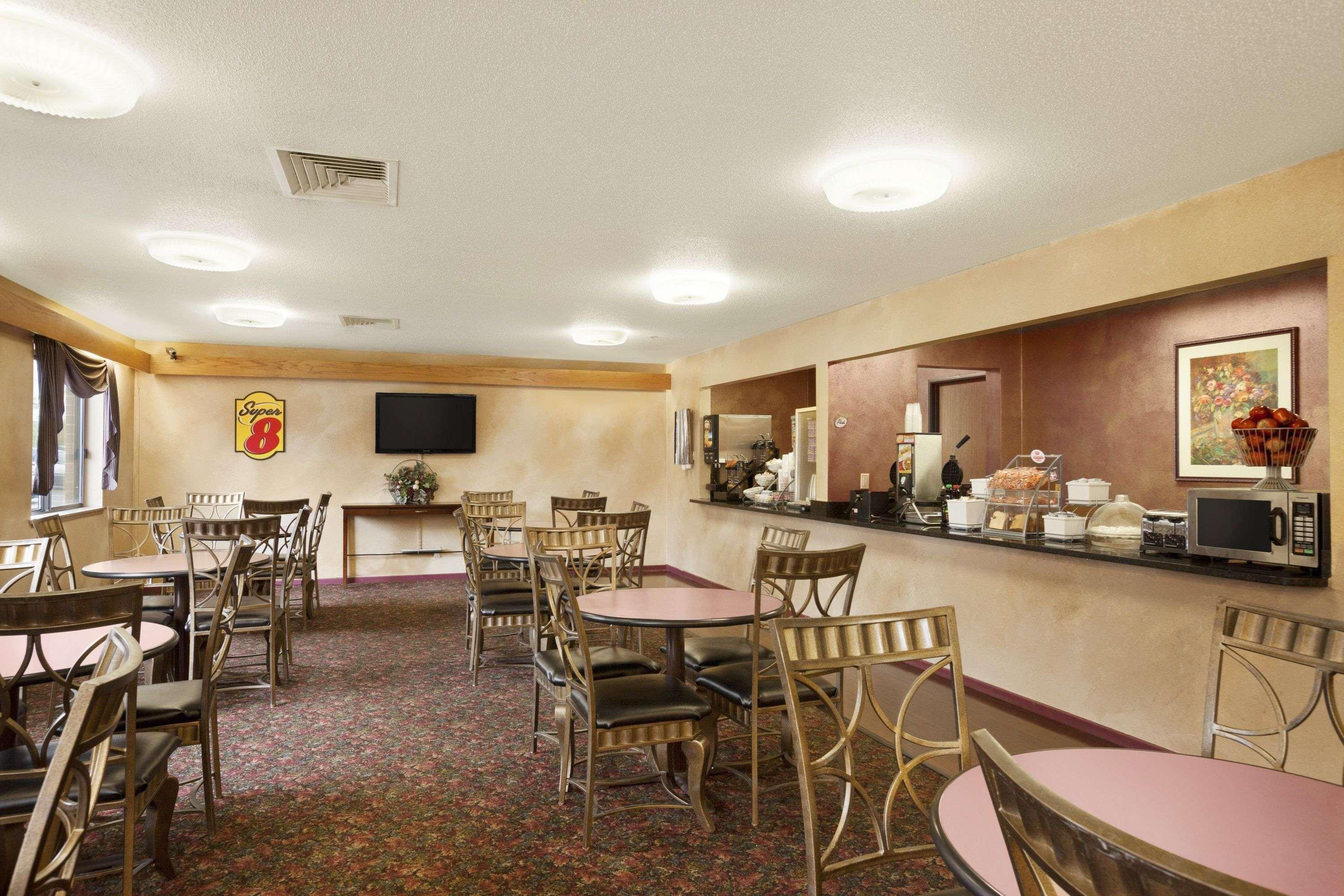Отель Super 8 By Wyndham Milwaukee Airport Экстерьер фото