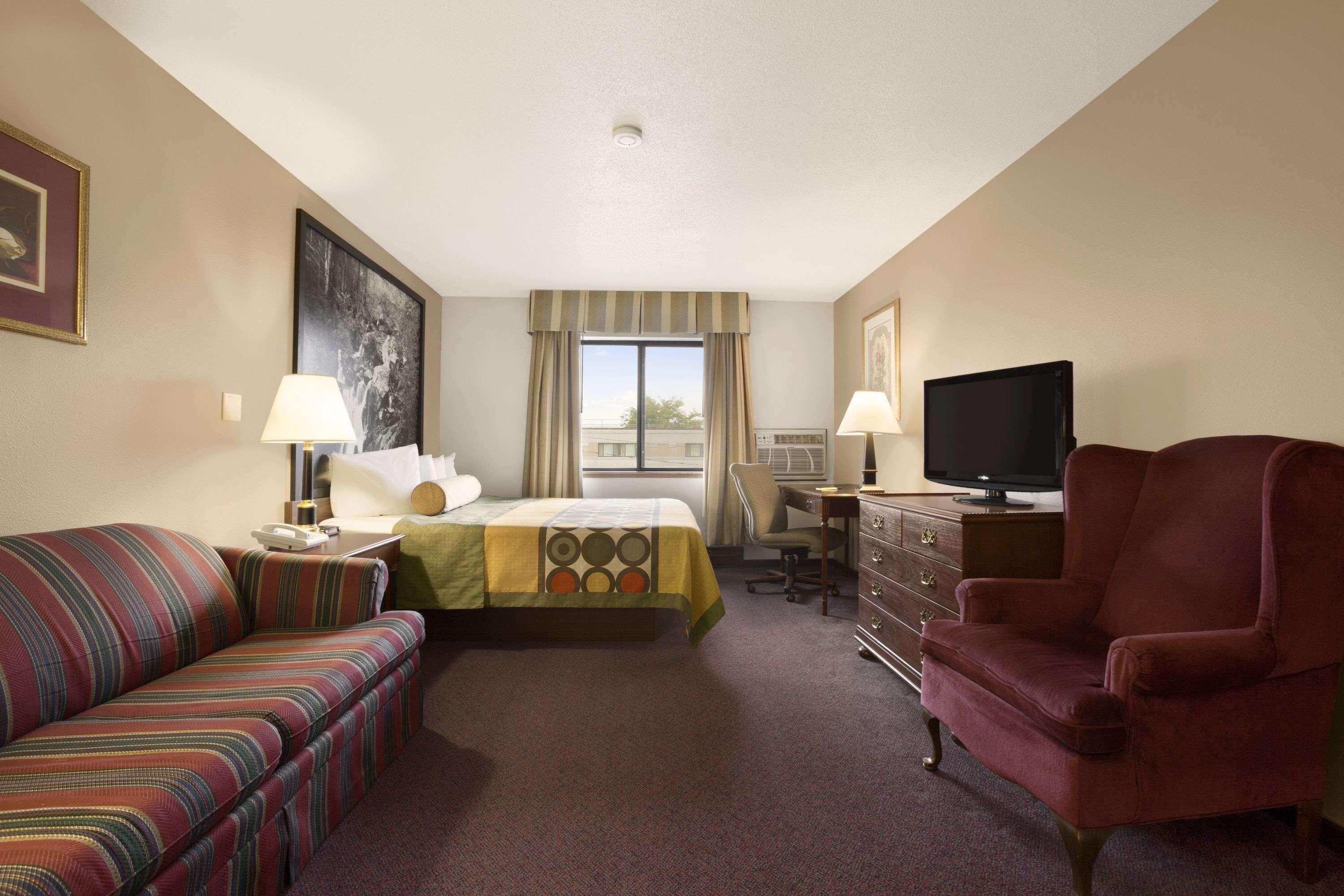 Отель Super 8 By Wyndham Milwaukee Airport Экстерьер фото