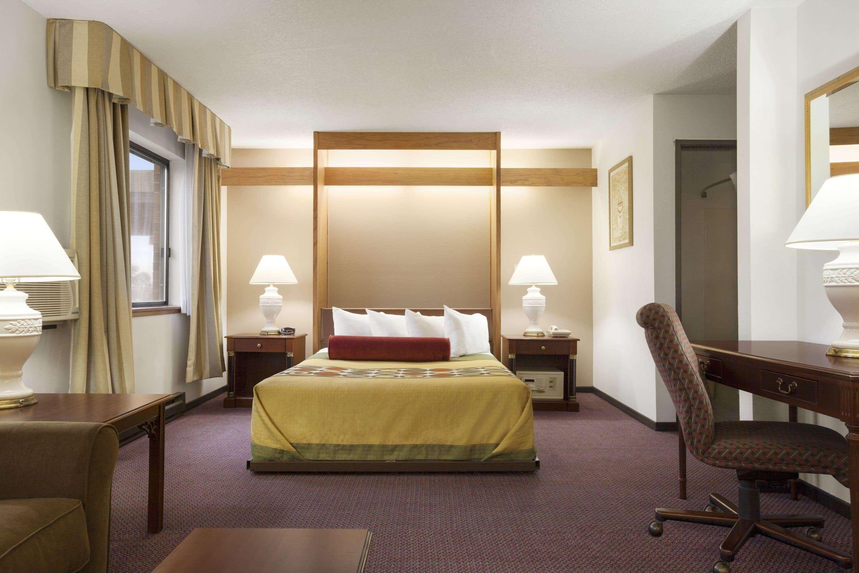 Отель Super 8 By Wyndham Milwaukee Airport Экстерьер фото