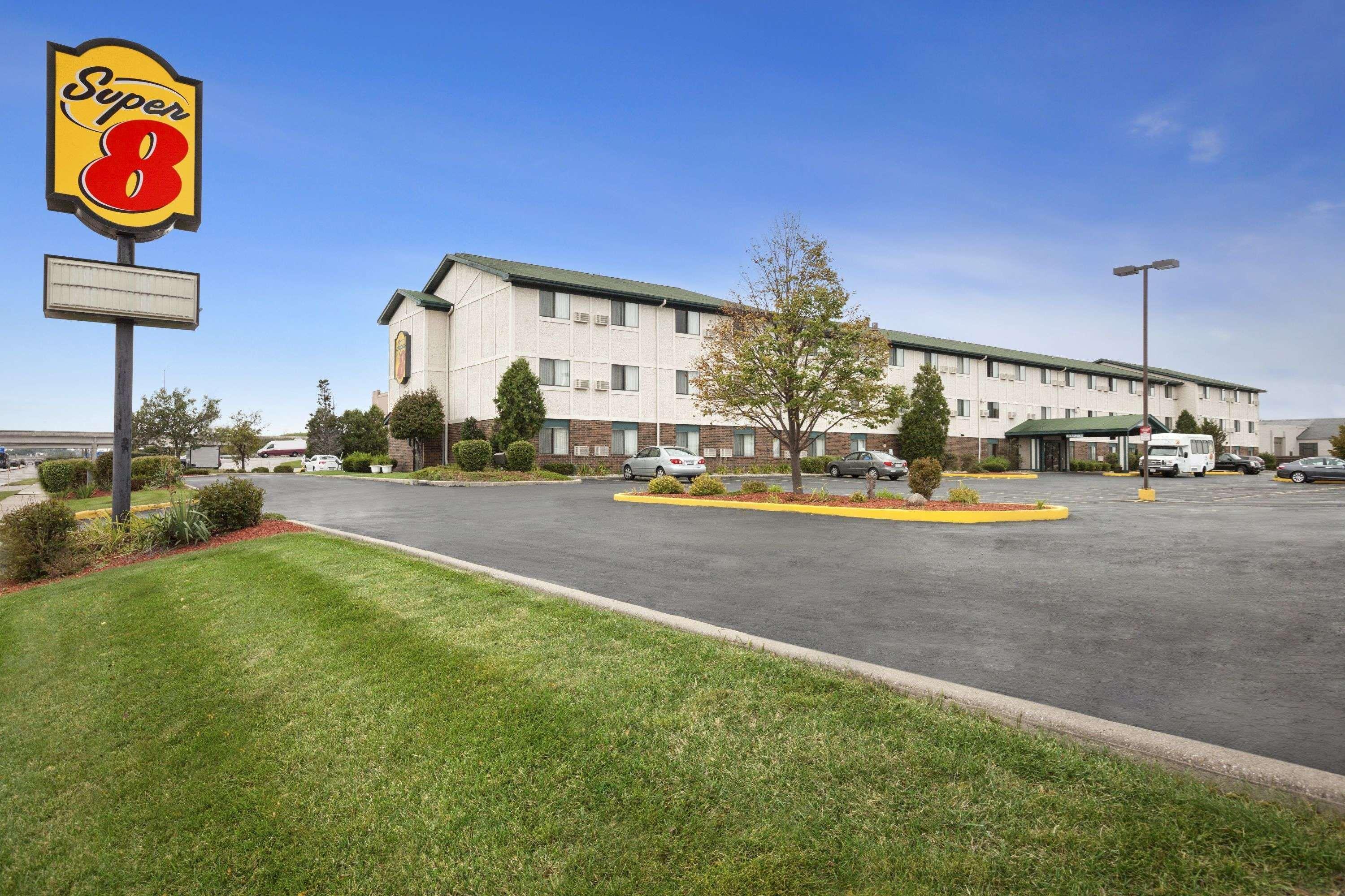 Отель Super 8 By Wyndham Milwaukee Airport Экстерьер фото
