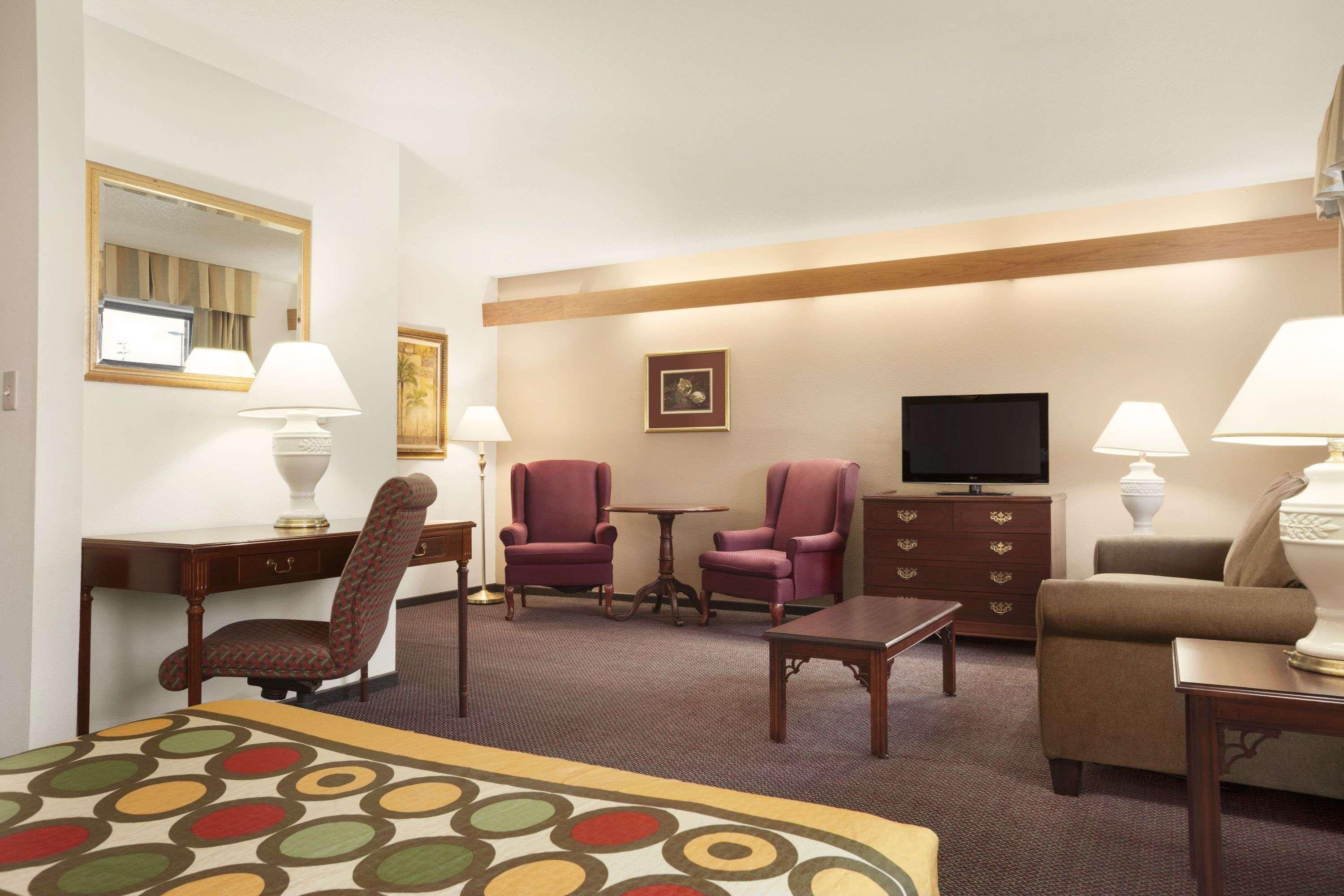 Отель Super 8 By Wyndham Milwaukee Airport Экстерьер фото