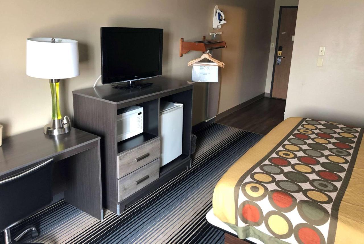 Отель Super 8 By Wyndham Milwaukee Airport Экстерьер фото