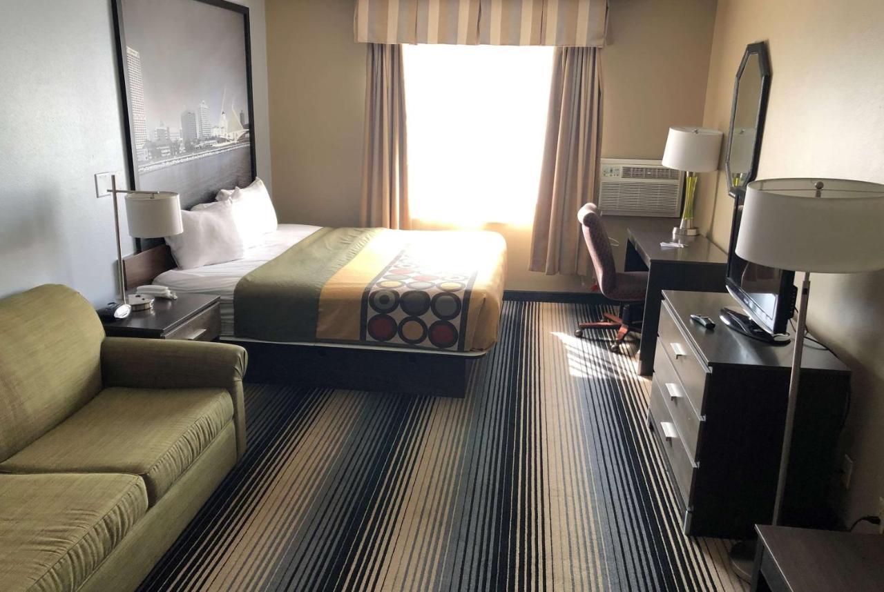 Отель Super 8 By Wyndham Milwaukee Airport Экстерьер фото
