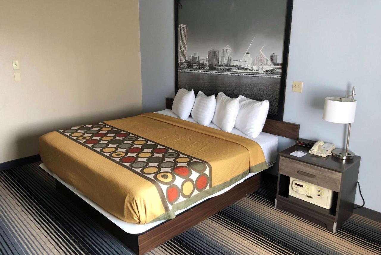 Отель Super 8 By Wyndham Milwaukee Airport Экстерьер фото