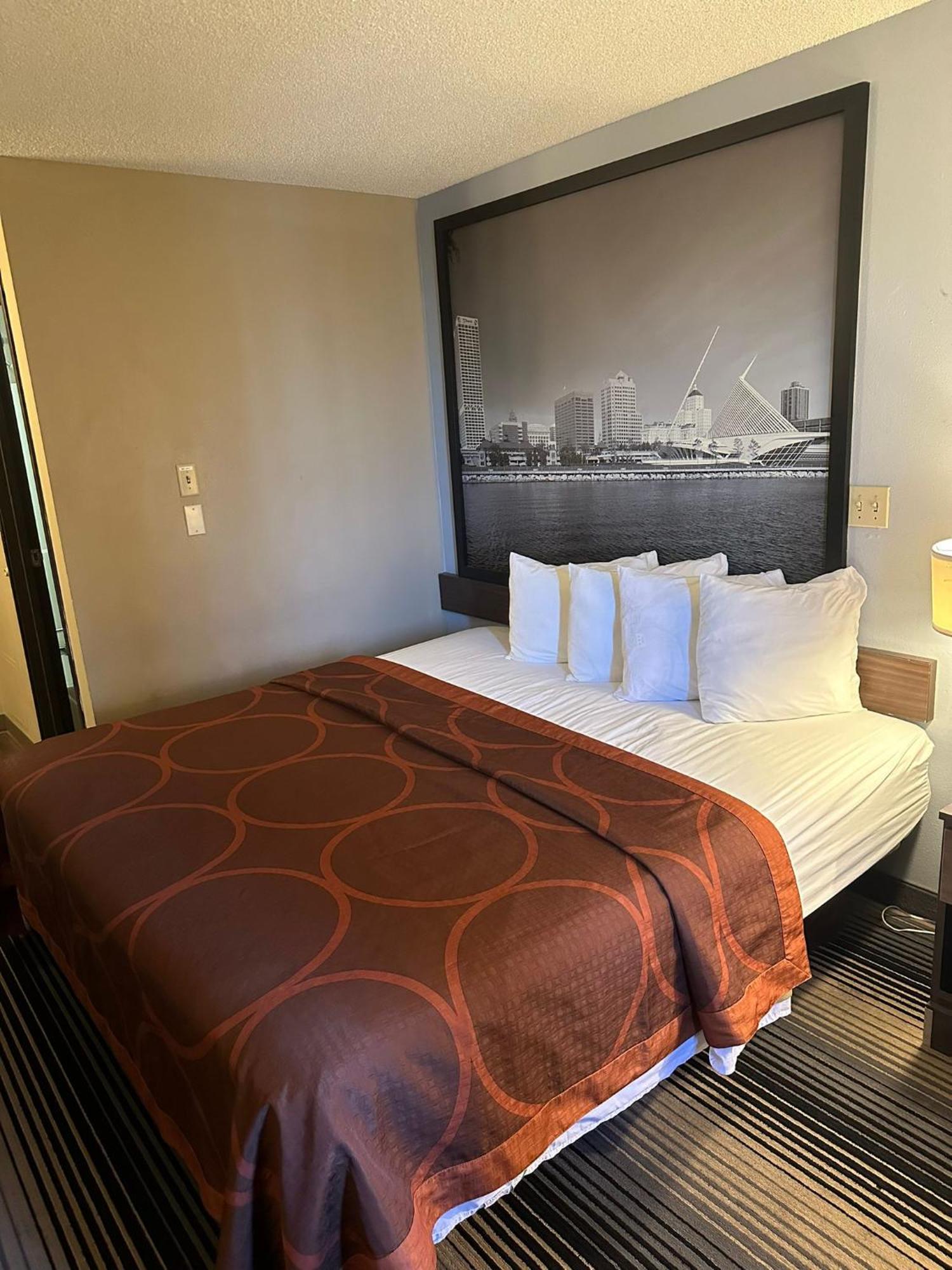 Отель Super 8 By Wyndham Milwaukee Airport Экстерьер фото