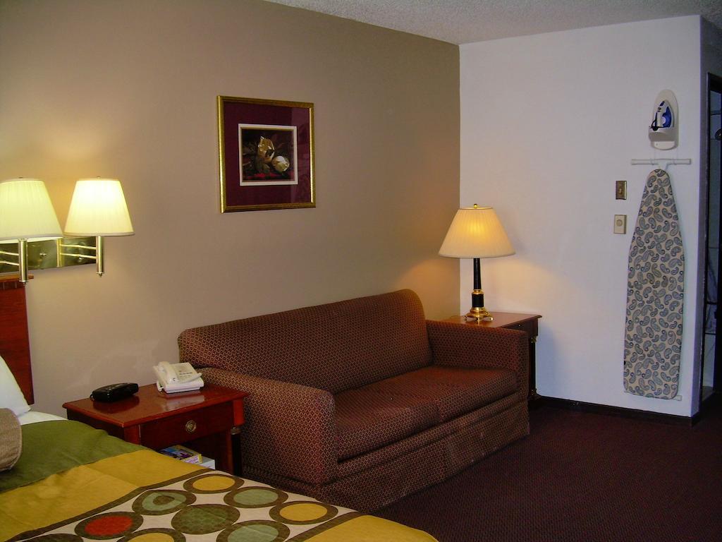 Отель Super 8 By Wyndham Milwaukee Airport Экстерьер фото
