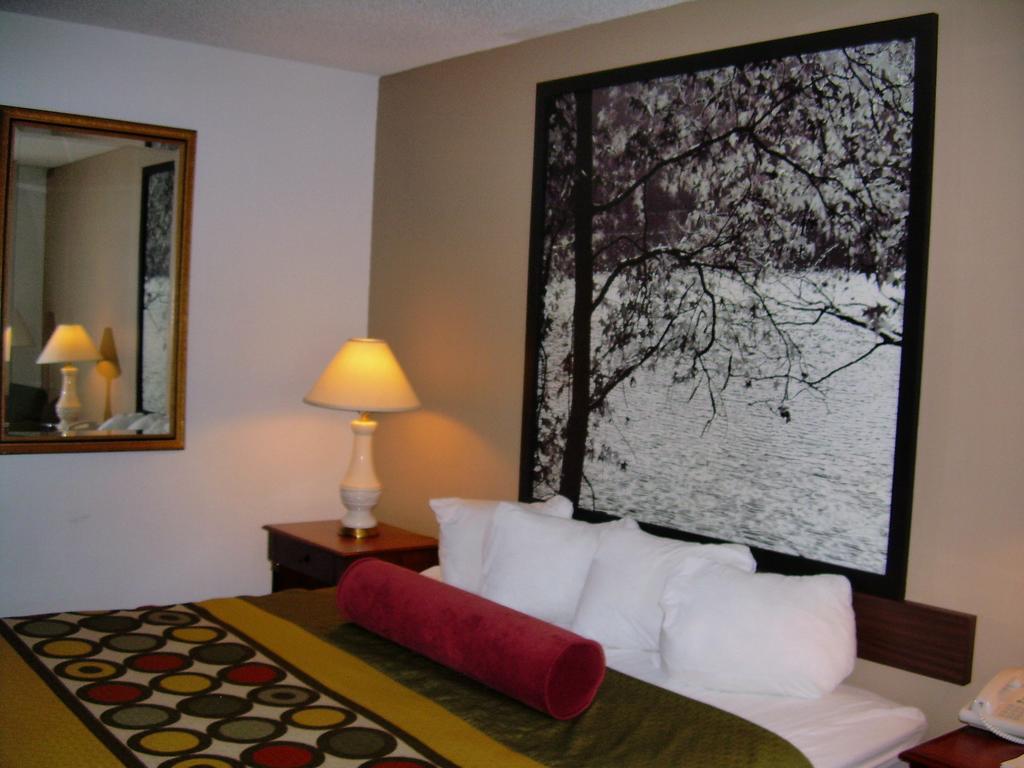 Отель Super 8 By Wyndham Milwaukee Airport Номер фото