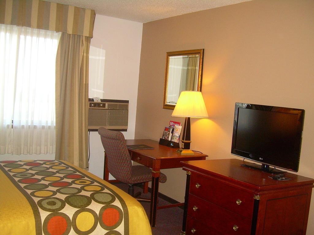 Отель Super 8 By Wyndham Milwaukee Airport Номер фото