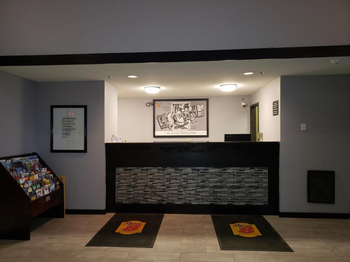 Отель Super 8 By Wyndham Milwaukee Airport Экстерьер фото